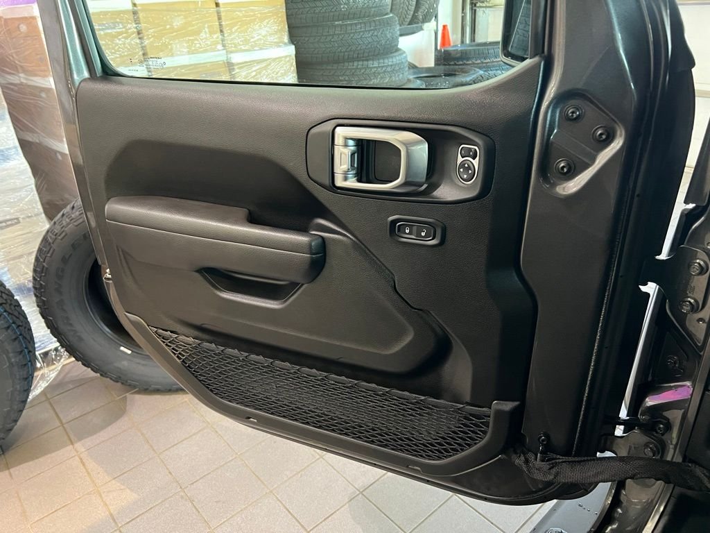 Used 2025 Granite Crystal Metallic Clear Jeep Sport S image 13