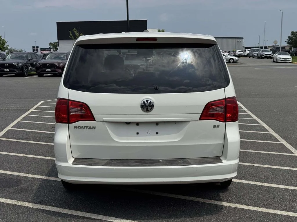 Used 2010 White Volkswagen SE image 7