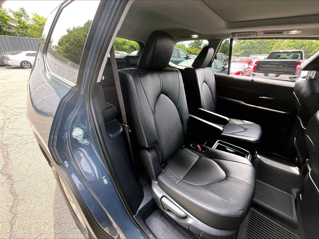 Used 2025 White Toyota XLE image 15