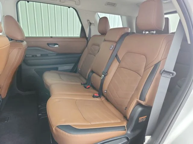 Used 2025 Silver Nissan Platinum image 41
