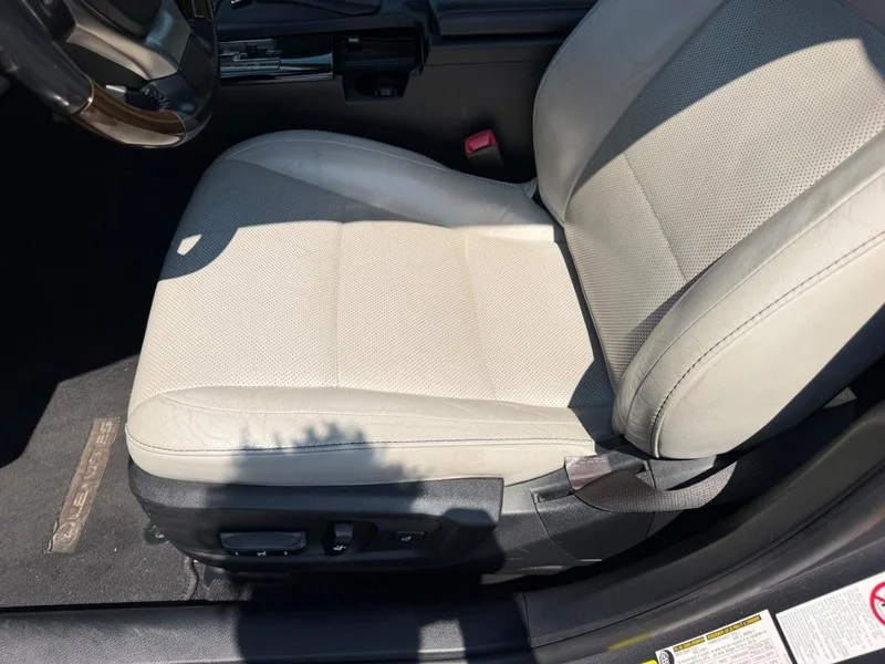 Used 2013 Nebula Gray Pearl Lexus 4dr Sdn image 21