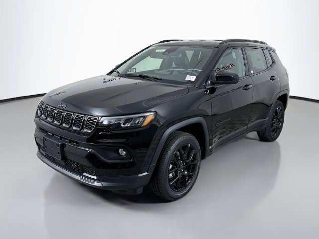 New 2026 Diamond Black Crystal Pearl-Coat Exterior Paint Jeep Latitude image 3
