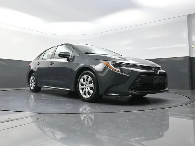 Used 2025  Toyota LE image 31