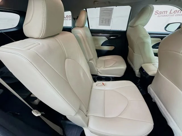 Used 2023  Toyota Limited image 29