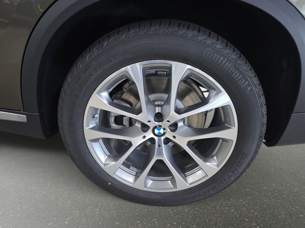 New 2026 Manhattan Green Metallic BMW xDrive50e image 21