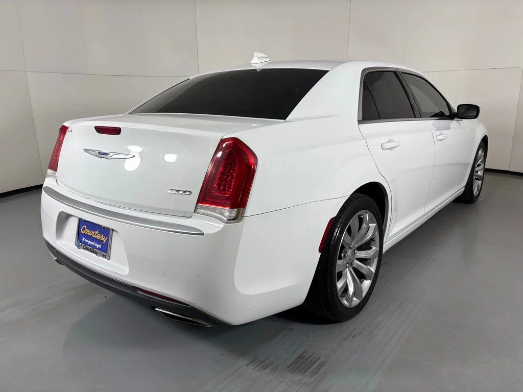 Used 2019 White Chrysler Touring image 8