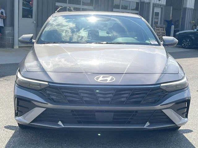 Used 2025 Silver Hyundai SEL Convenience image 16