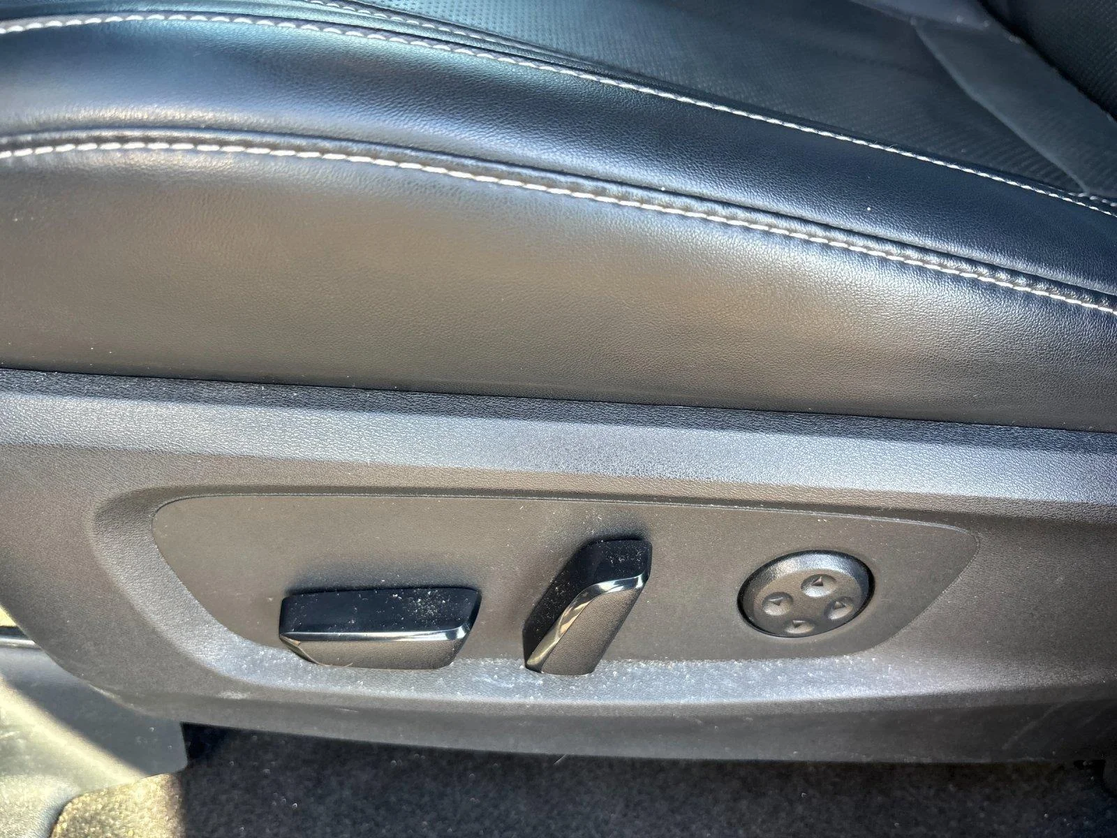 Certified Used 2023 Grand Blue INFINITI LUXE image 15