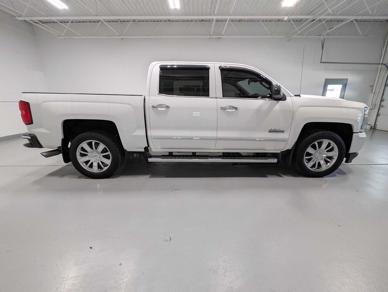 Used 2017 Iridescent Pearl Tricoat Chevrolet High Country image 7