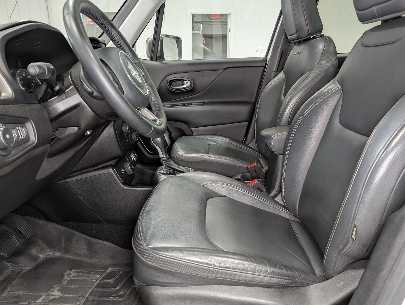 Used 2019 Alpine White Clearcoat Jeep Limited image 4