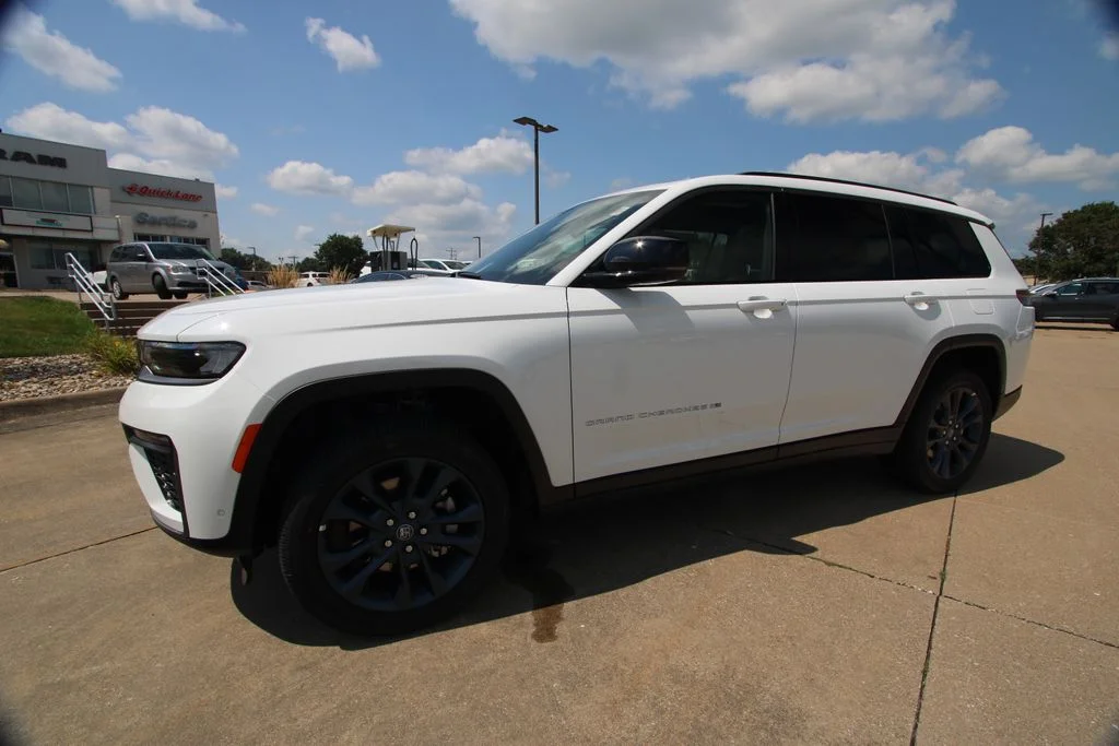 New 2026 Bright White Clear-Coat Exterior Paint Jeep Limited image 19