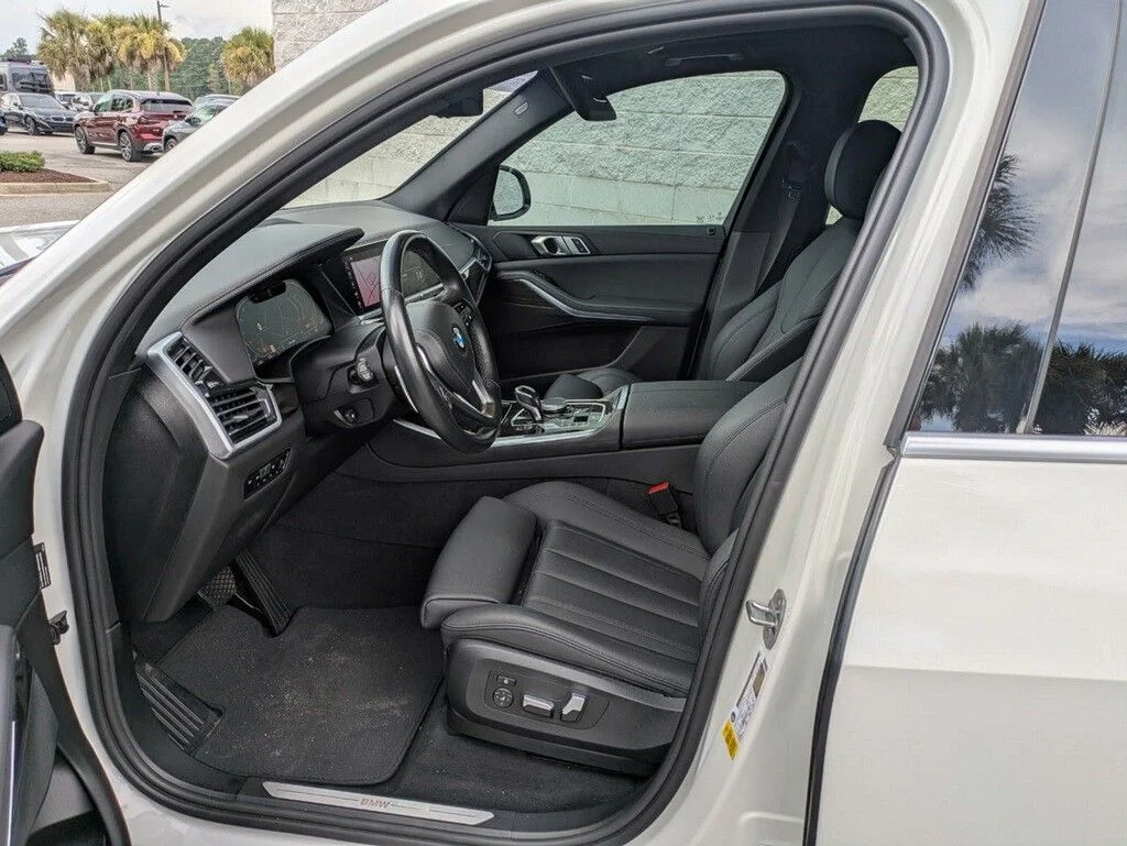 Used 2020 Alpine White BMW sDrive40i image 2