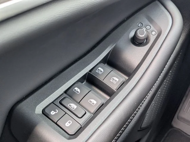 New 2026 Silver Zynith Exterior Paint Jeep Altitude image 25