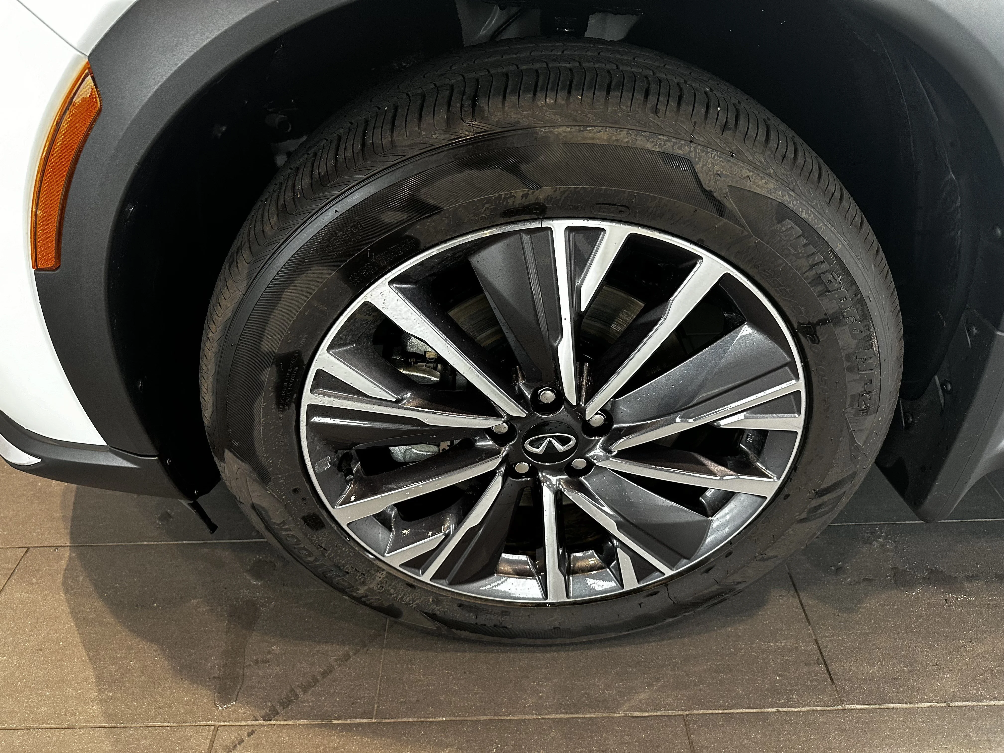 New 2027 RADIANT WHITE INFINITI Luxe AWD image 6