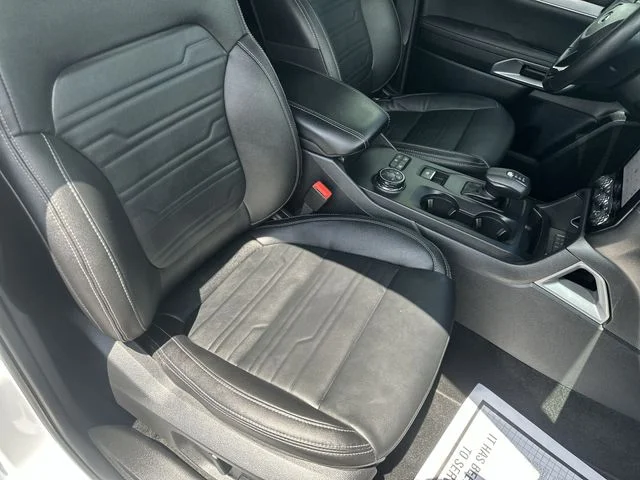 Used 2024  Ford Lariat image 27