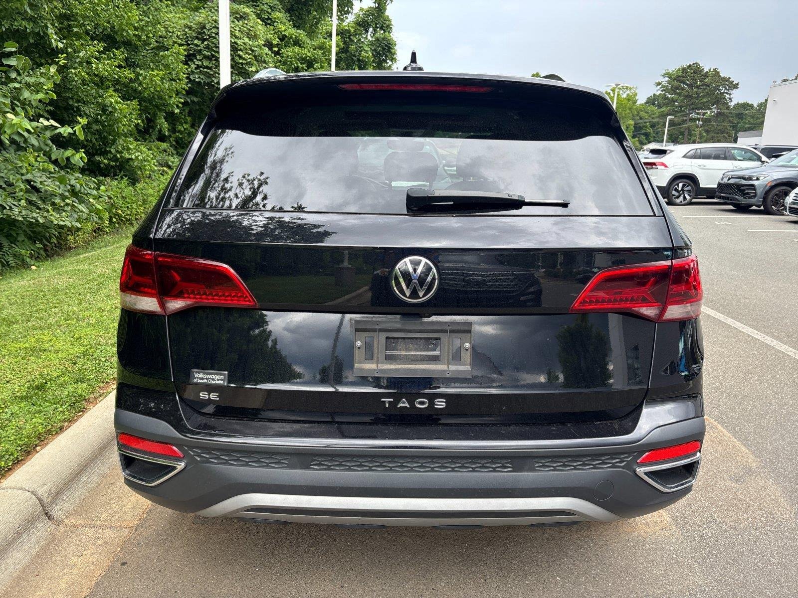 Used 2023 Deep Black Pearl Volkswagen SE image 4
