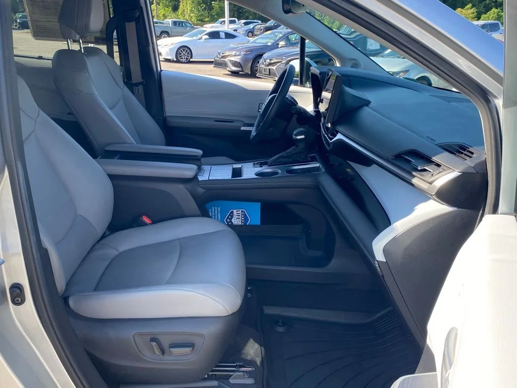 Used 2025 Silver Toyota XLE image 20