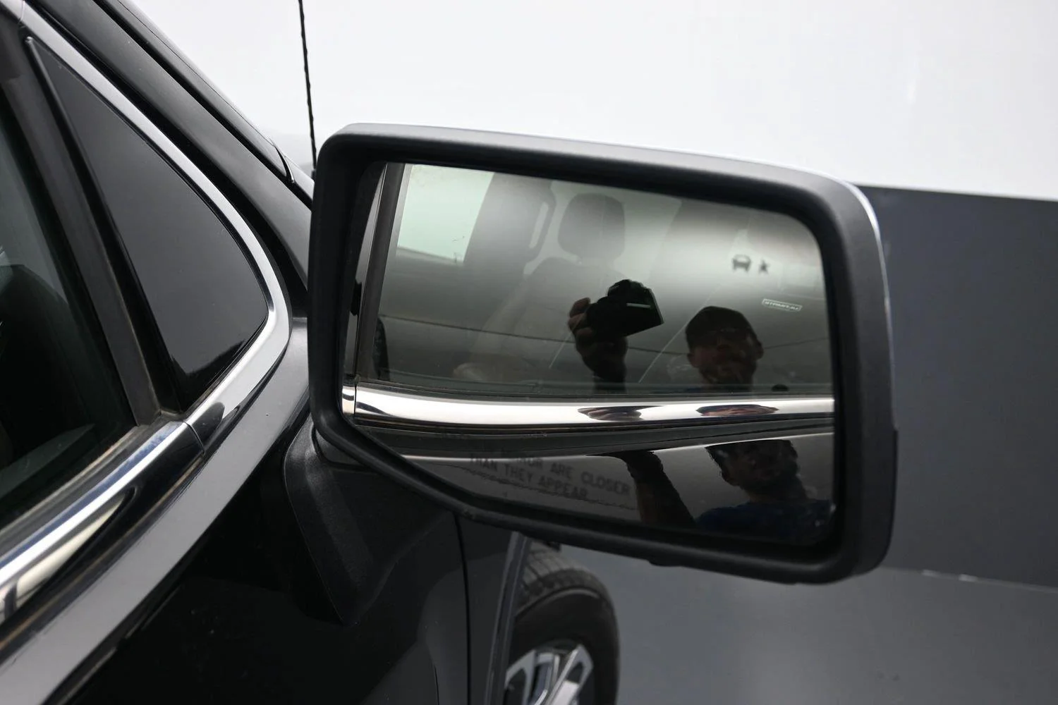 Used 2025 Onyx Black GMC Denali Ultimate image 9