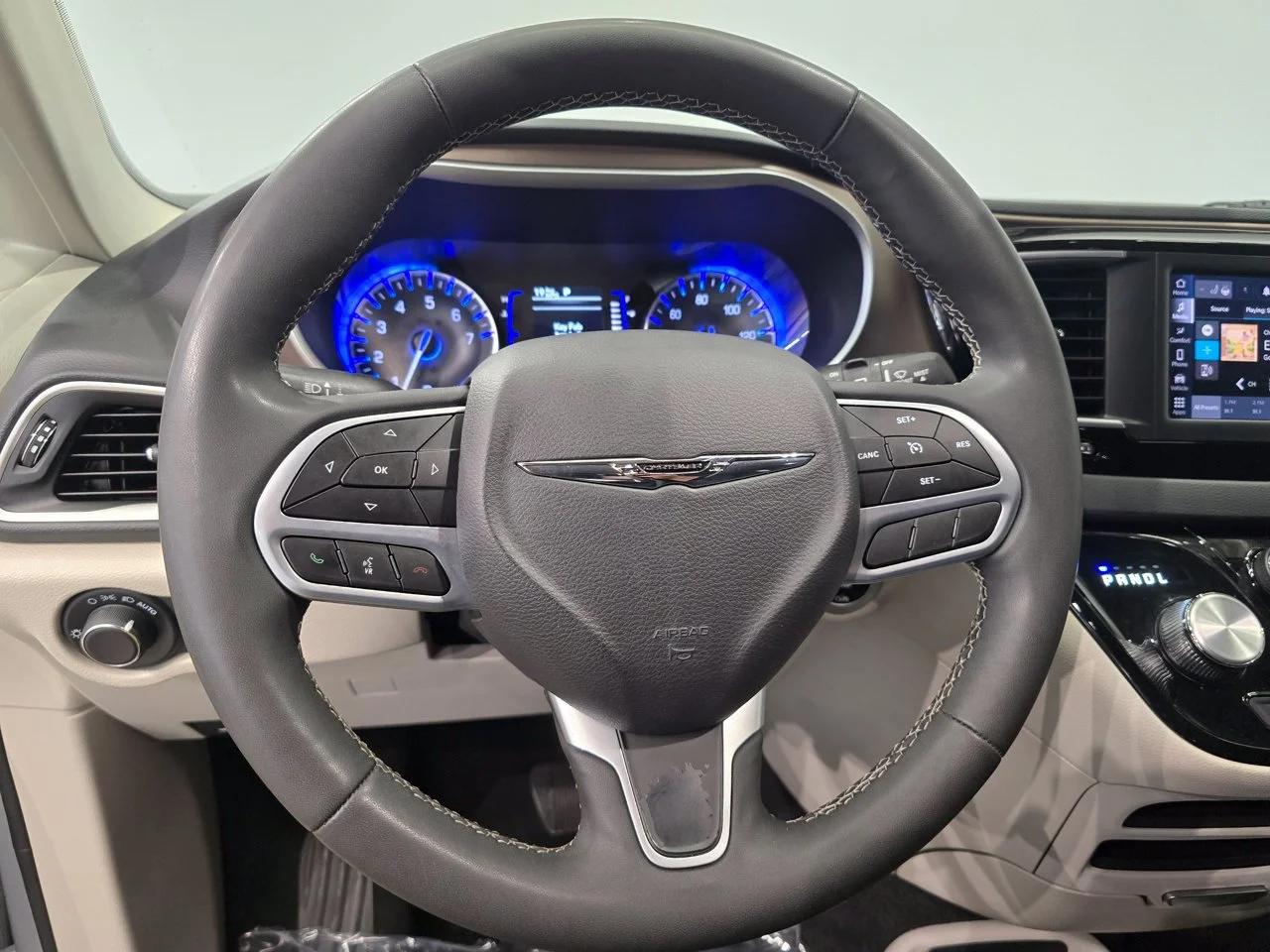 Used 2023 Silver Mist Clearcoat Chrysler LX image 14