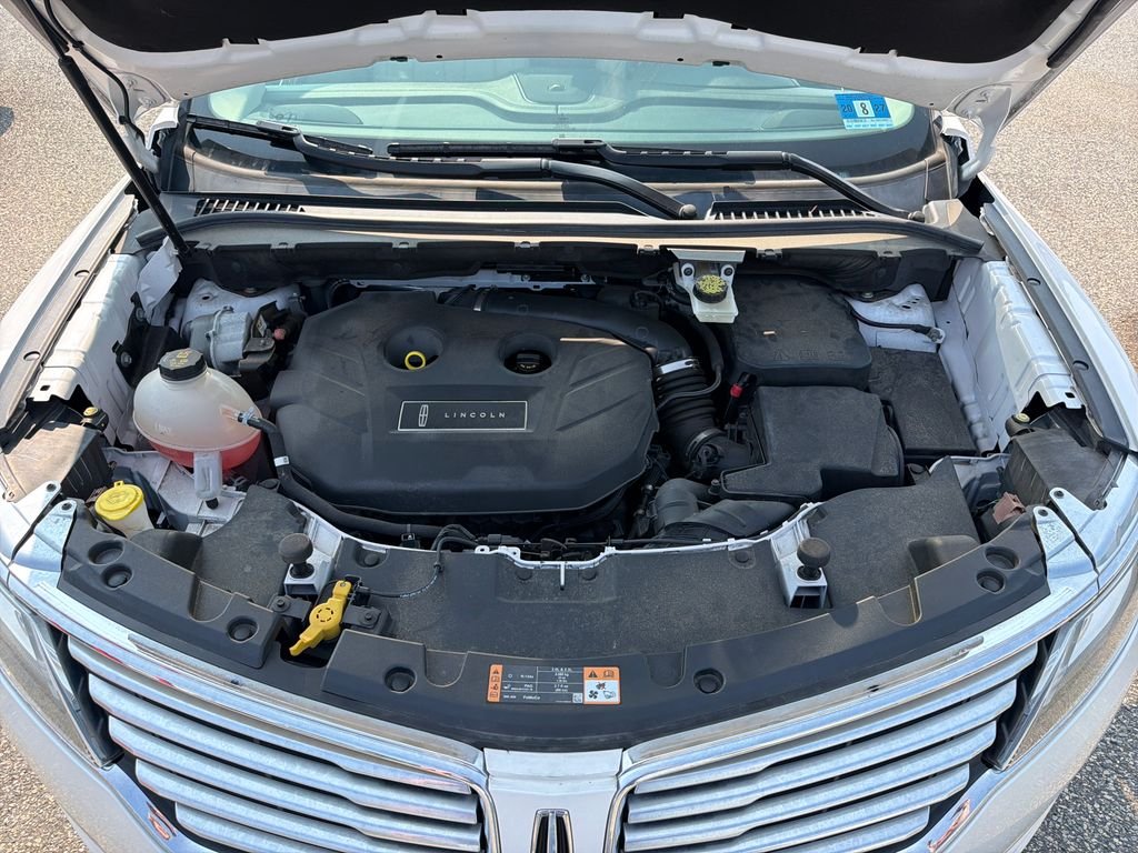 Used 2018 White Platinum Clearcoat Metallic Lincoln Reserve image 33