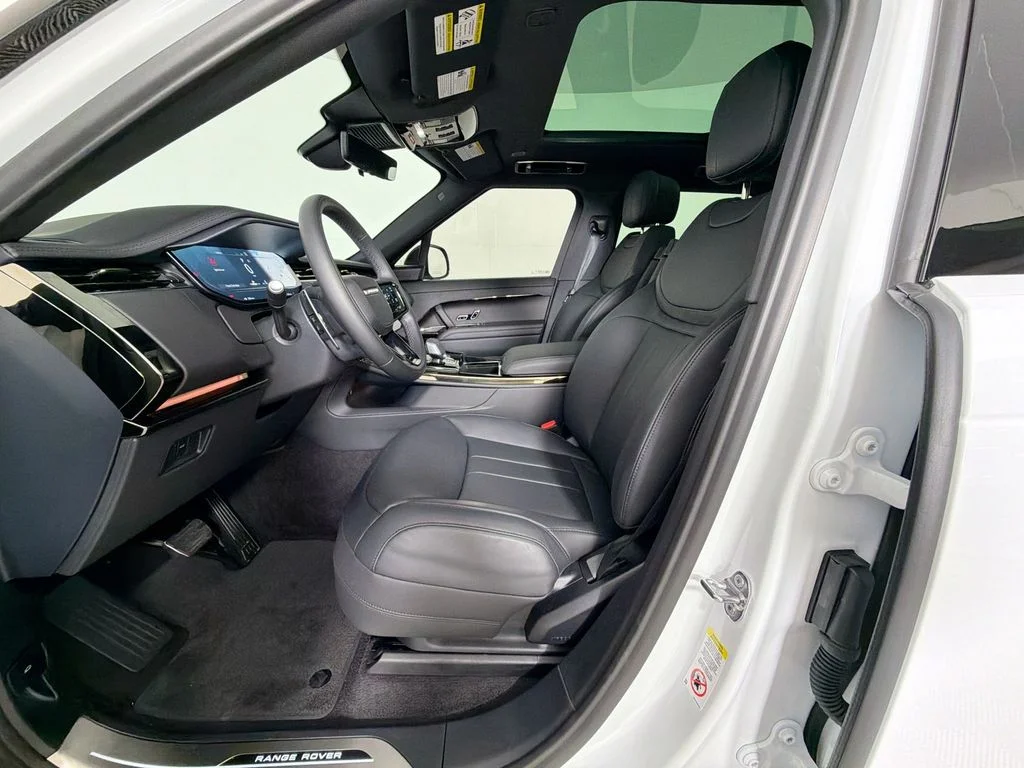 Used 2026 White Land Rover Dynamic SE image 21