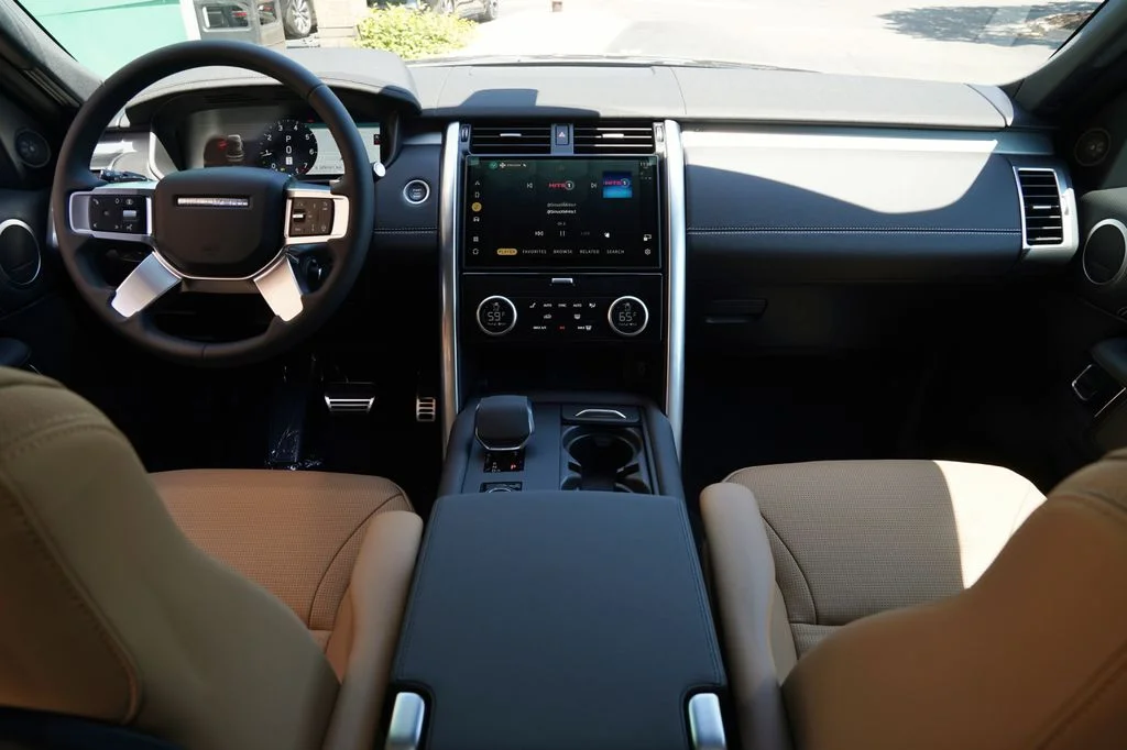 New 2026 Santorini Black Land Rover Dynamic SE image 9