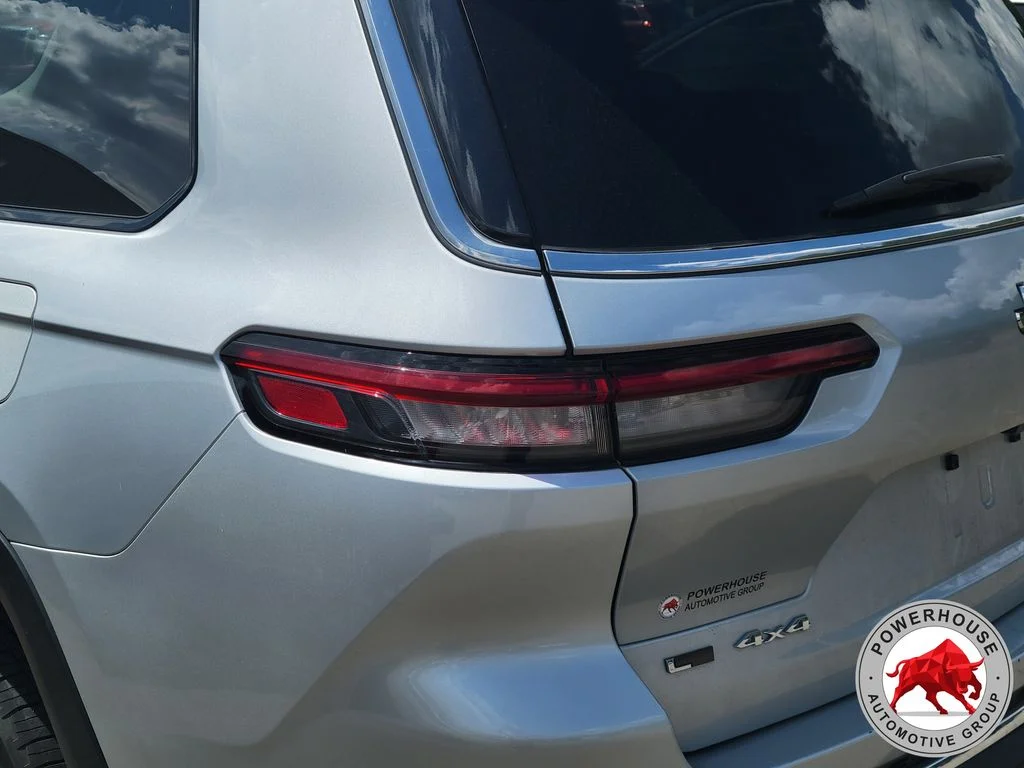 Used 2023 Silver Jeep Laredo image 11