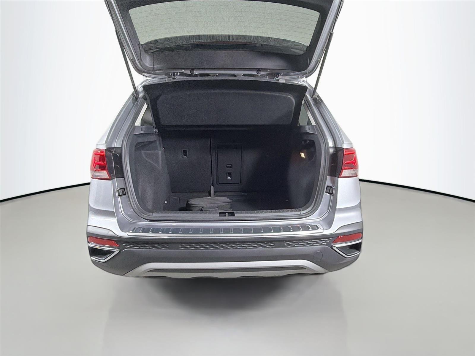 Used 2023 Pyrite Silver Metallic Volkswagen SE image 23