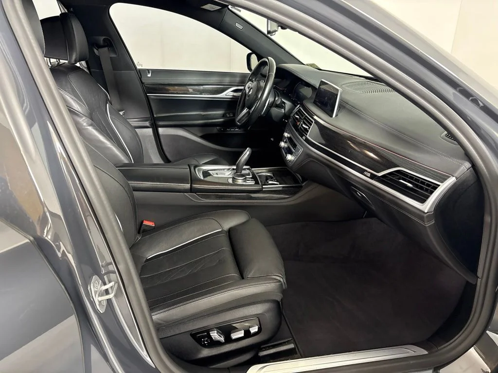 Used 2021 Gray BMW 740i image 17