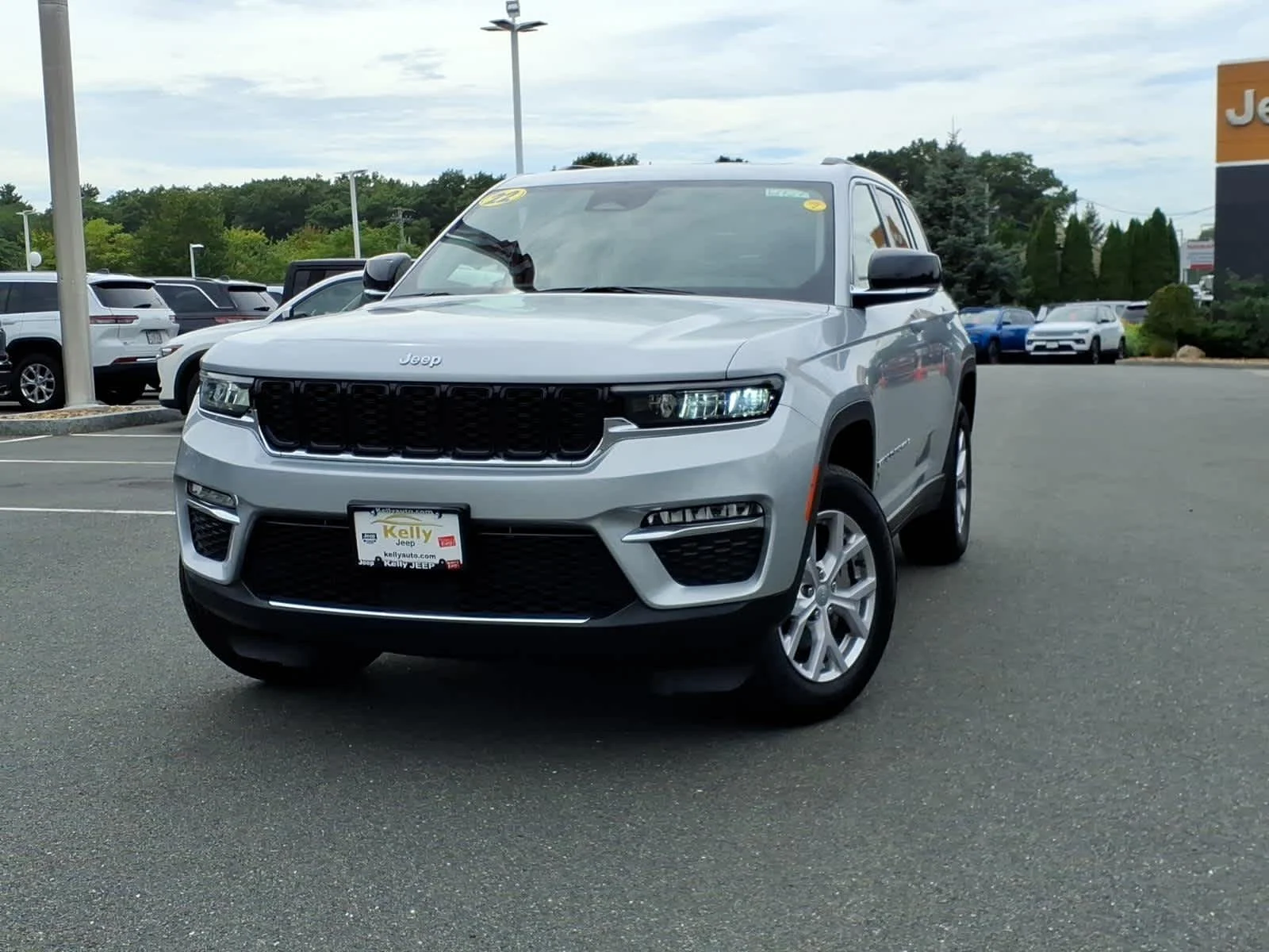 Used 2022 Silver Zynith Jeep Limited image 2