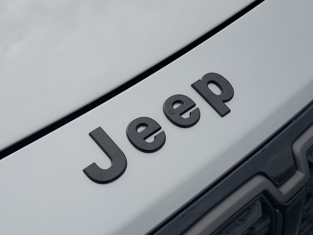 New 2026 Silver Zynith Clearcoat Jeep Limited image 6
