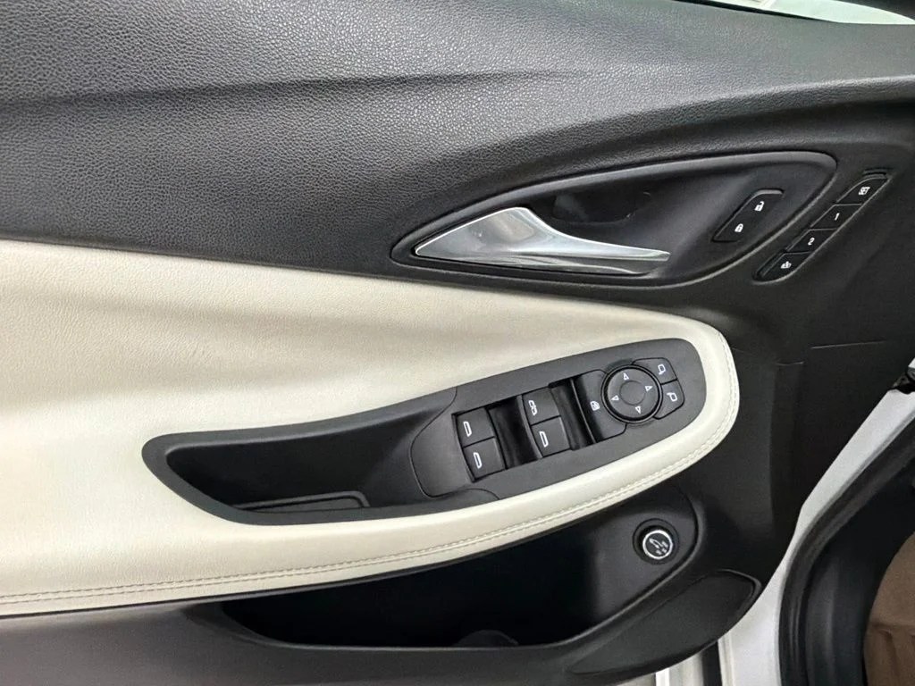 Used 2020 White Buick Essence image 22