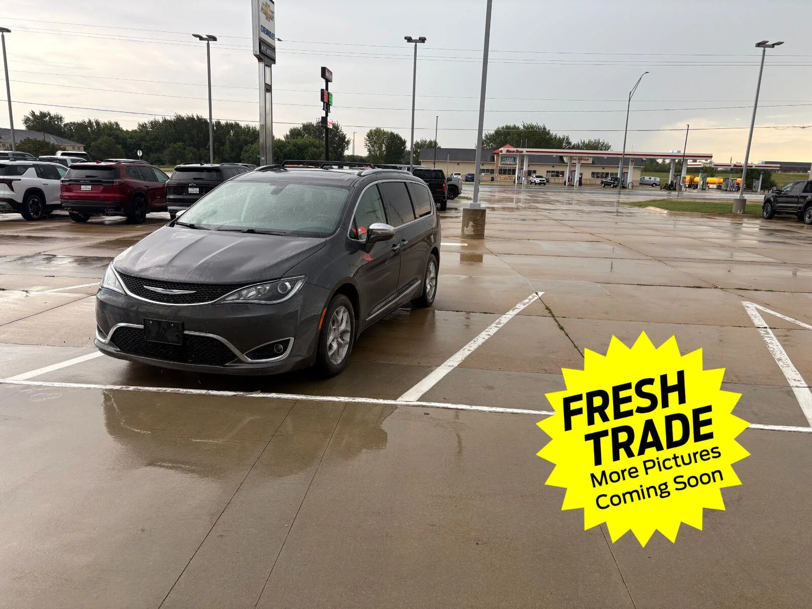 Used 2018 Granite Crystal Metallic Clearcoat Chrysler Limited image 8