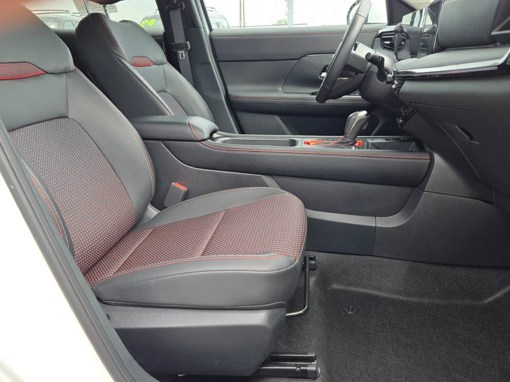 Used 2025 White Nissan SR image 4