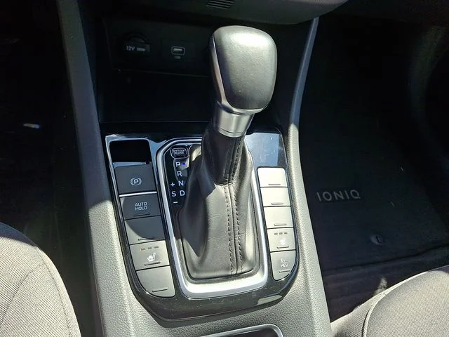 Used 2020 White Hyundai SE image 13