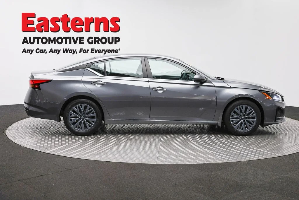 Used 2023 Gray Nissan 2.5 SV image 3