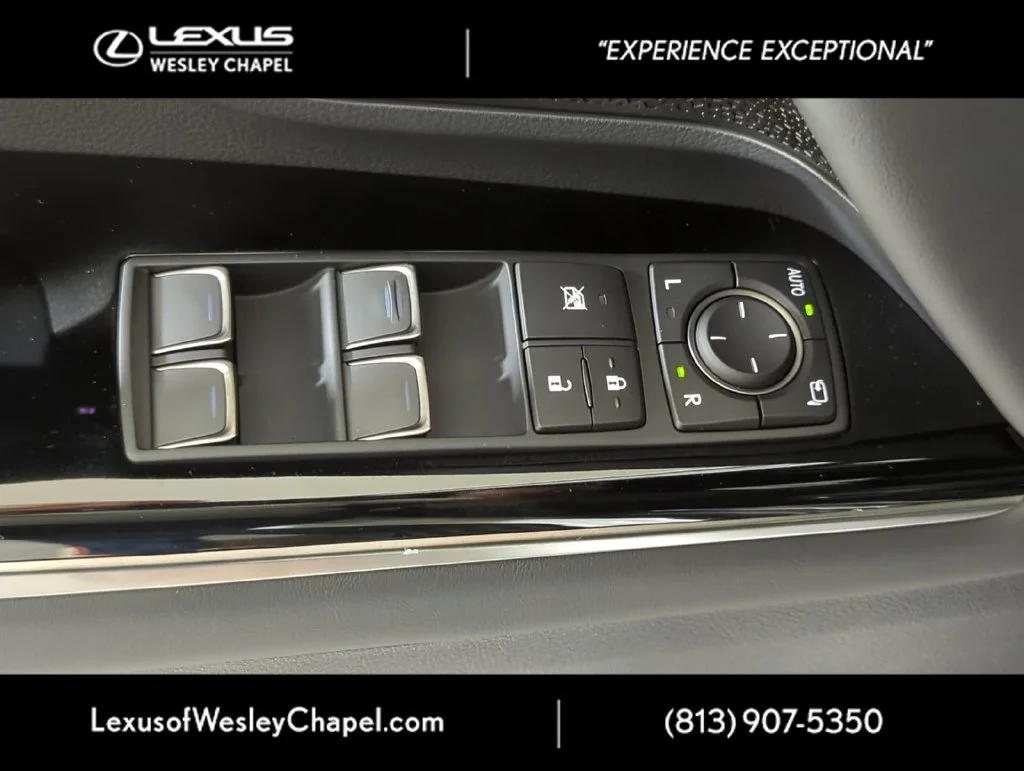 Used 2025 White Lexus 700H image 17