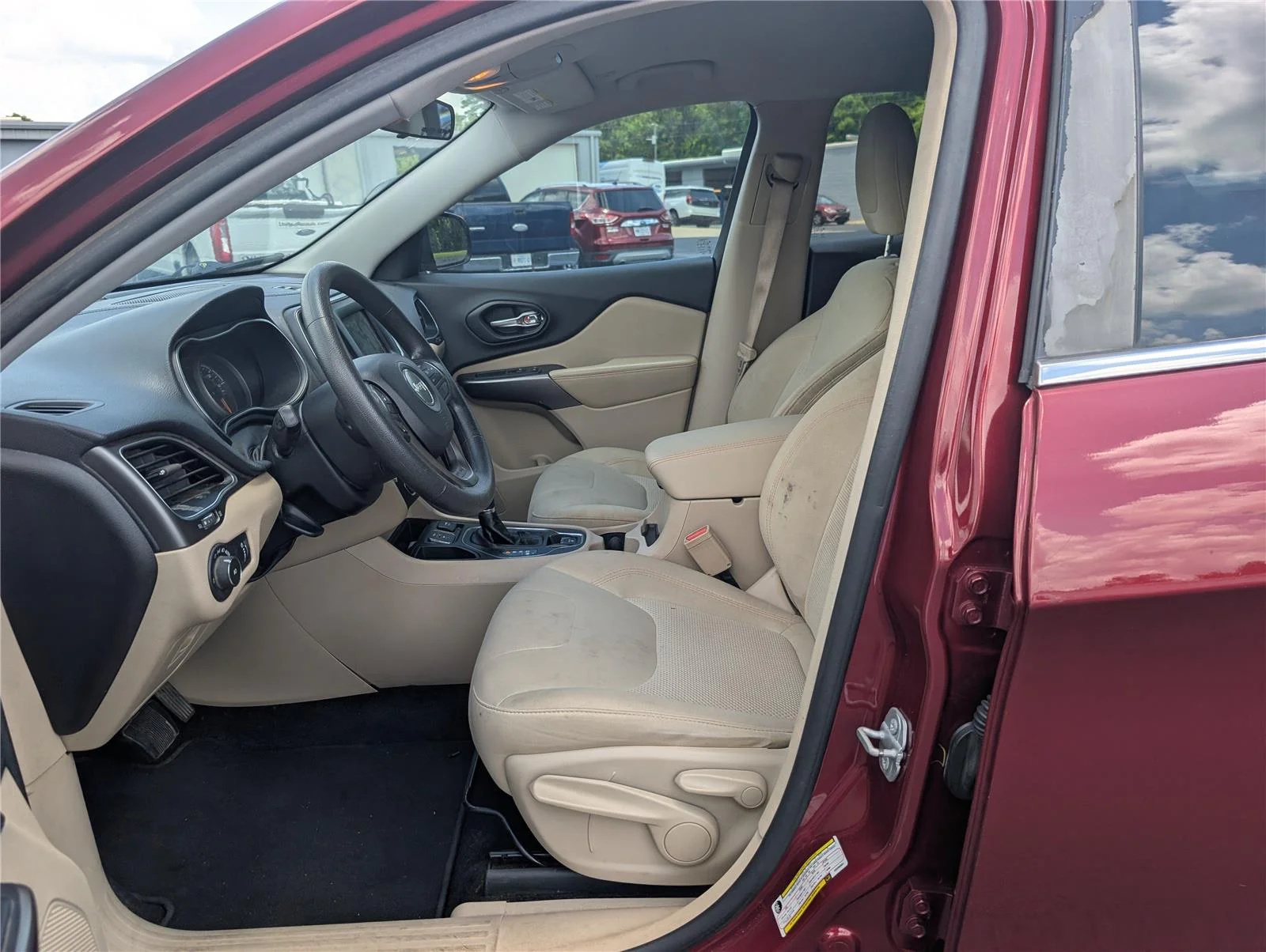 Used 2019 Velvet Red Pearlcoat Jeep Latitude image 12