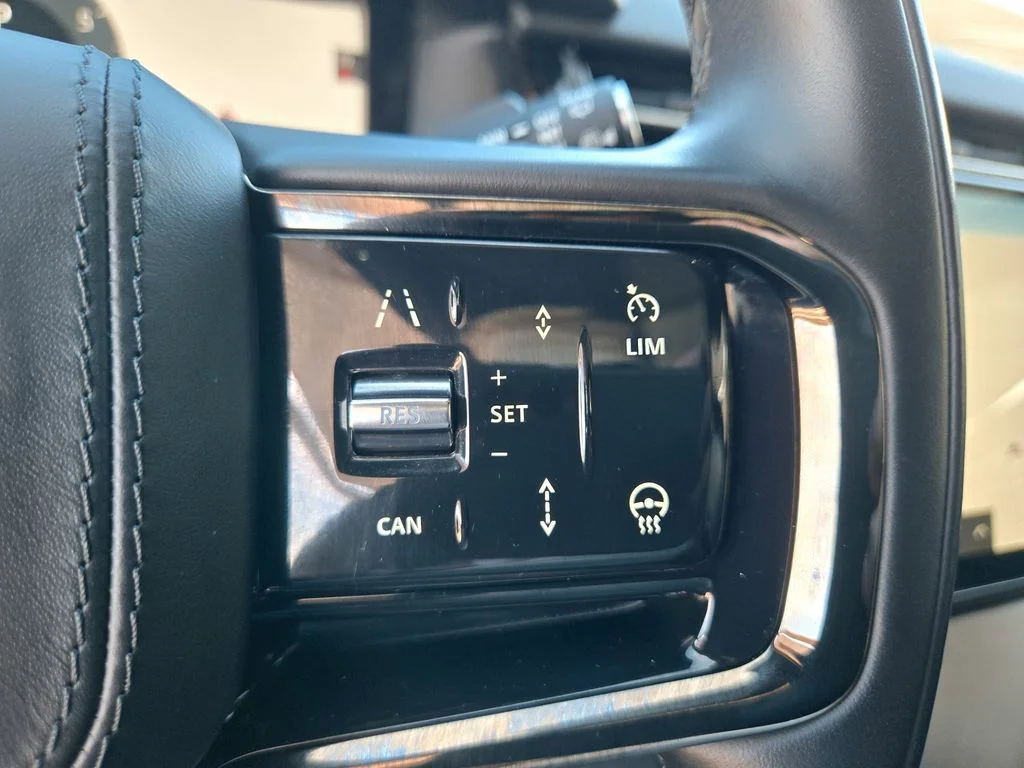 Used 2025  Land Rover Dynamic SE image 16