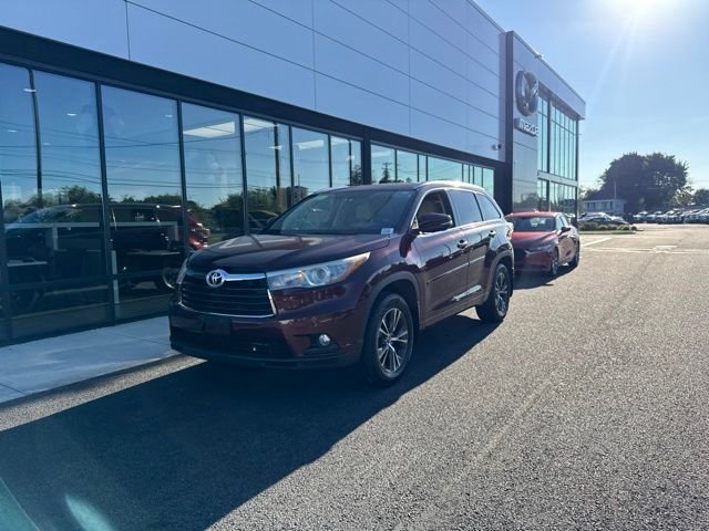 Used 2016 Red Toyota XLE V6 image 6