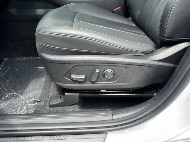 Used 2023 White Kia S image 18