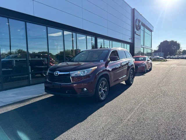 Used 2016 Red Toyota XLE V6 image 6