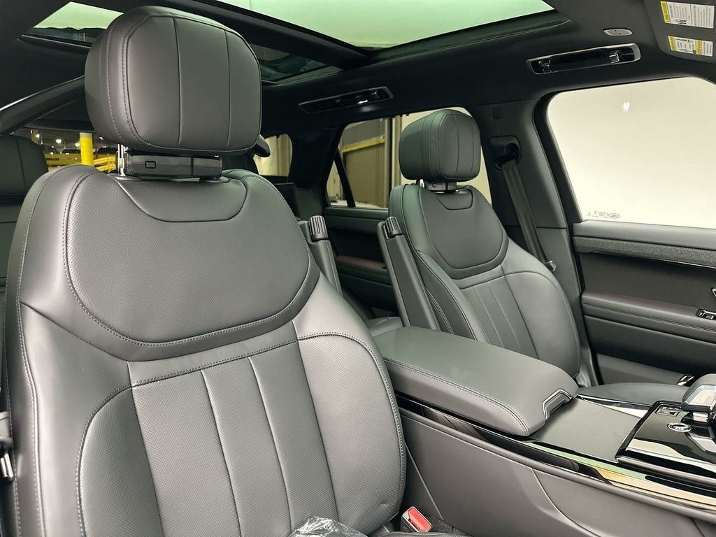 New 2026 Santorini Black Land Rover SE image 6