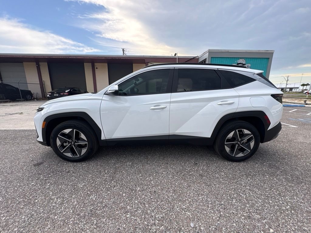 Used 2025 White Hyundai SEL Convenience image 6