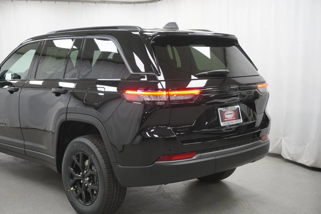 New 2026 Diamond Black Crystal Pearl-Coat Exterior Paint Jeep Laredo Altitude image 12