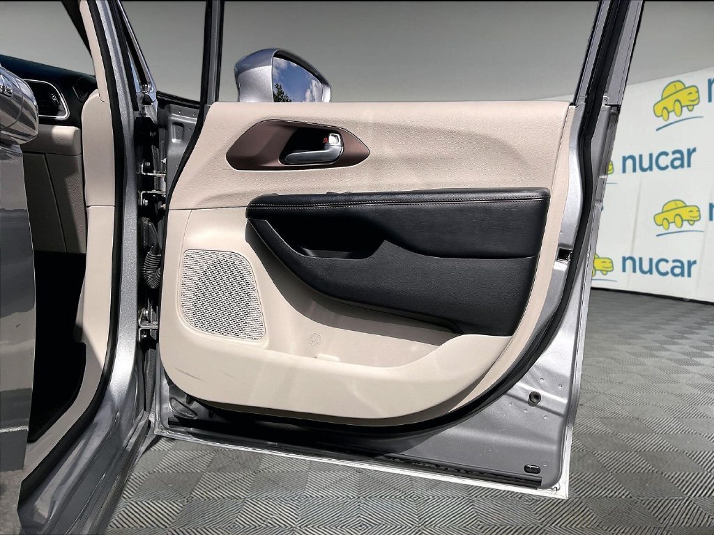 Used 2019 Billet Silver Metallic Clearcoat Chrysler Touring L image 11
