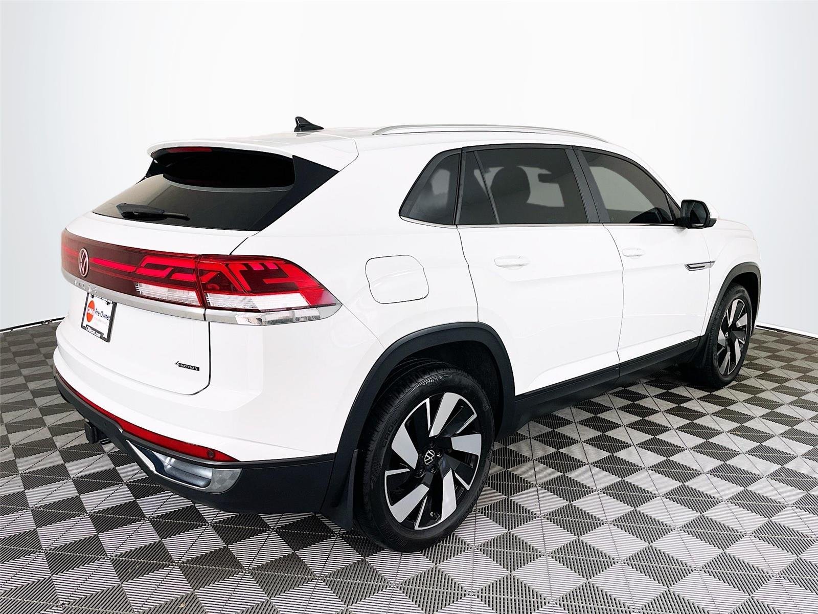 Used 2024 WHITE VOLKSWAGEN SE image 9
