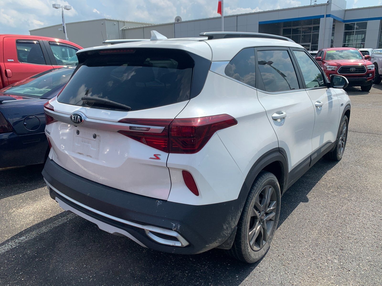 Used 2021 White Kia S image 3