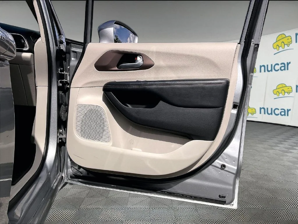 Used 2019 Billet Silver Metallic Clearcoat Chrysler Touring L image 11