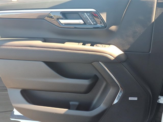 New 2027 Summit White Chevrolet RST image 14